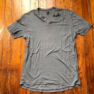 Men’s grey tee